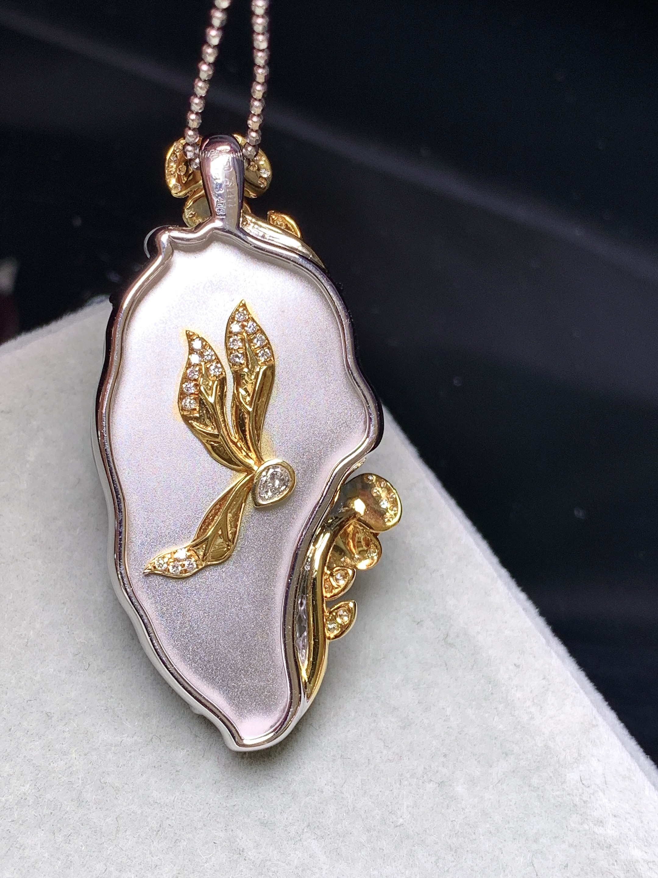 18k金钻镶嵌冰种天使宝宝吊坠 玉质细腻 水润亮眼 色泽艳丽 整体尺寸38.5*18.2*6.2m5