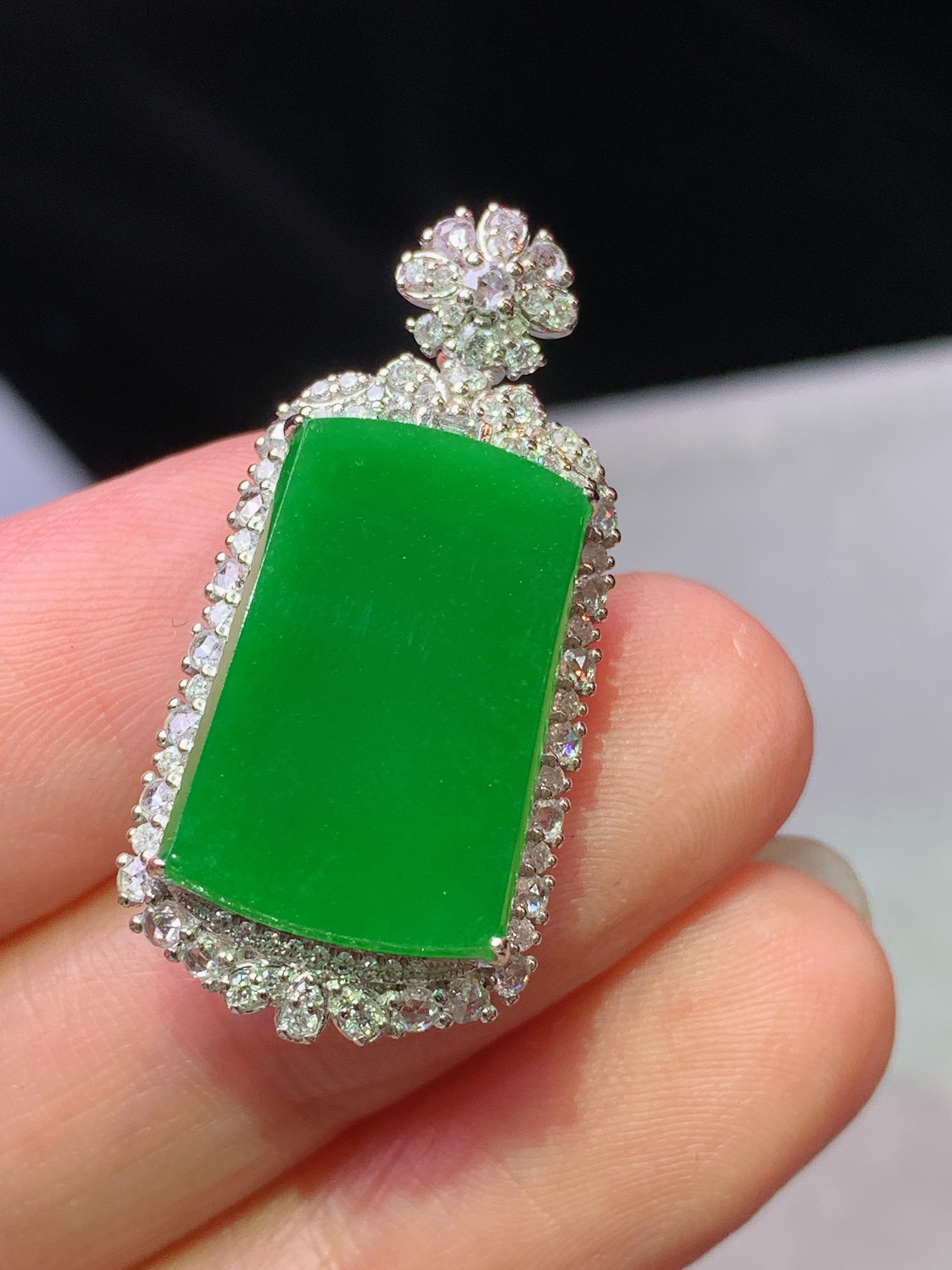 18k金钻镶嵌满绿无事牌吊坠 玉质细腻 水润亮眼 色泽艳丽 整体尺寸30.6*14.8*9m5