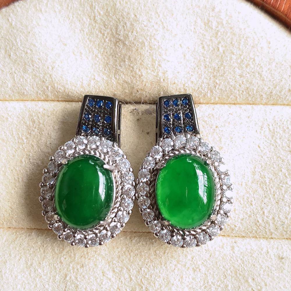 冰满绿翡翠925银镶嵌耳坠，自然光实拍，翠色灵动，颜色漂亮，种老水足，品相佳，佩戴佳品！W481.13 取一整体尺寸：20.8-13-7.5mm  裸石尺寸：9.5-7.5mm