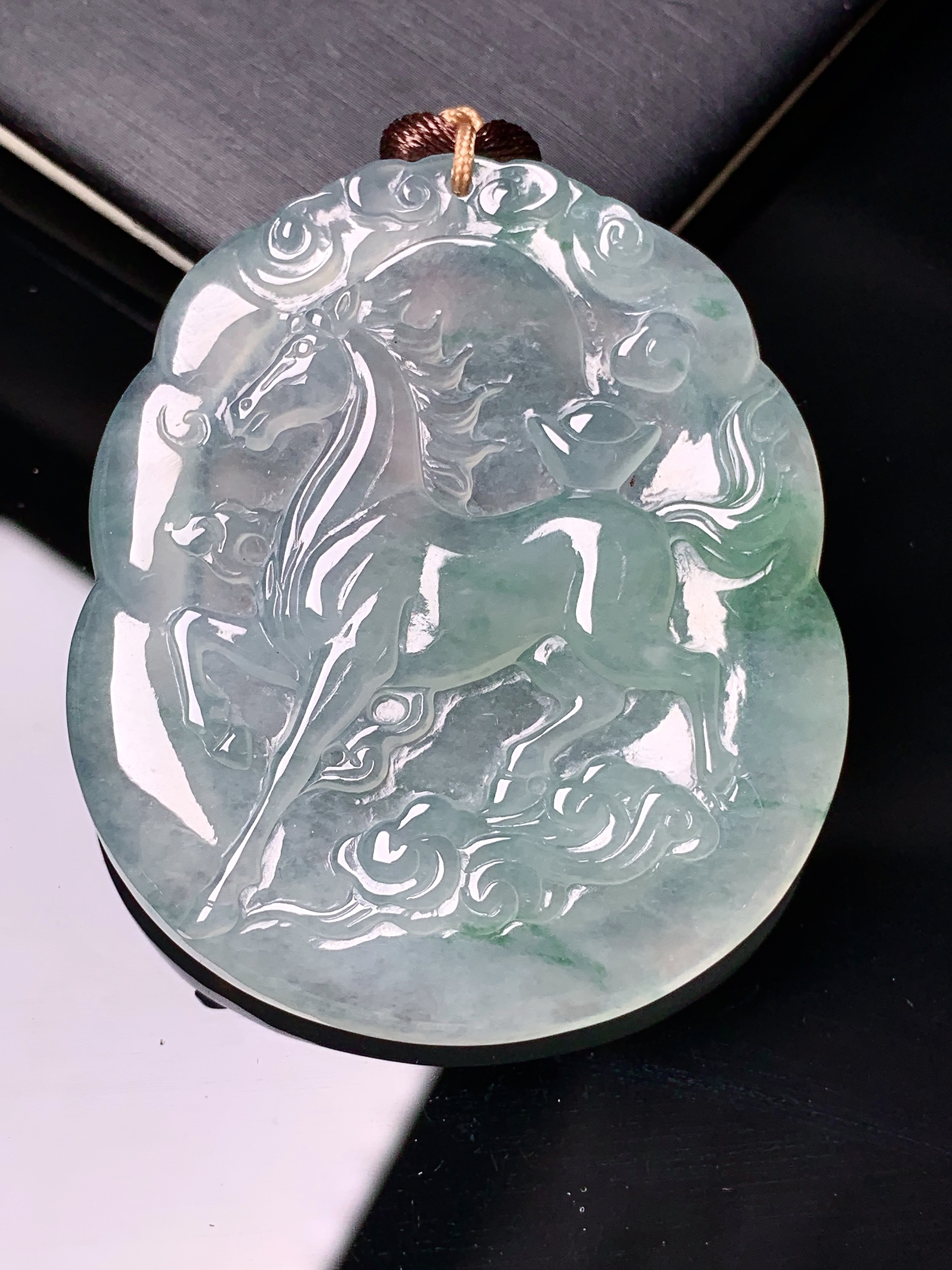 冰种飘绿生肖马牌吊坠 玉质细腻 水润亮眼 色泽艳丽 整体尺寸48.2*41.5*5b2