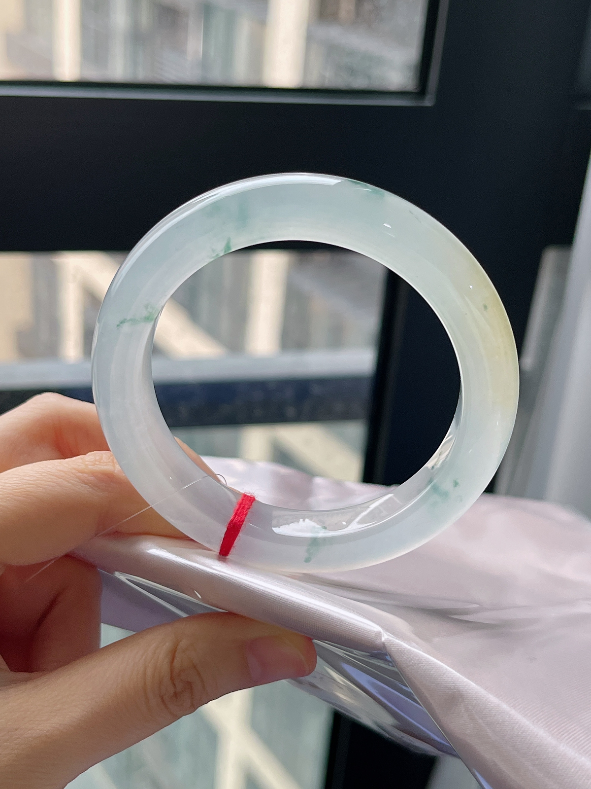 正圈55.2圈口，翡翠冰种白色飘一抹黄翡手镯