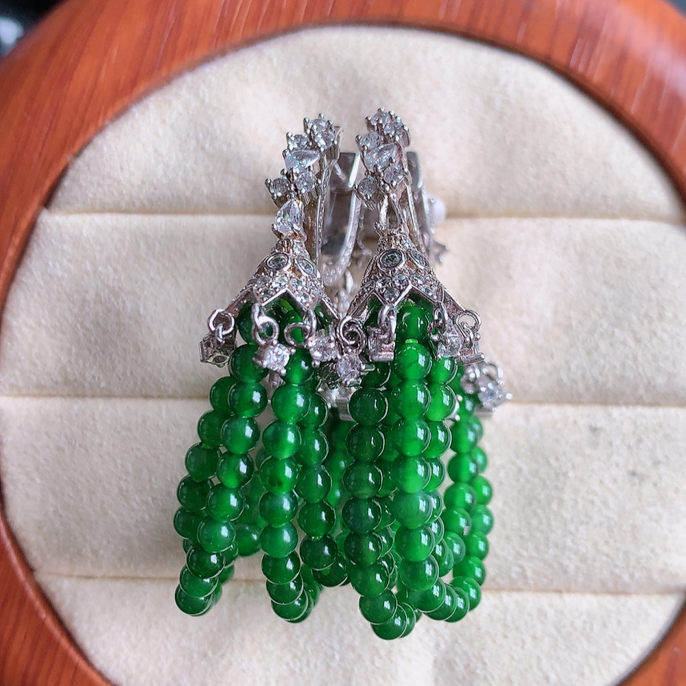 冰满绿翡翠925银镶嵌耳坠，自然光实拍，翠色灵动，颜色漂亮，种老水足，品相佳，佩戴佳品！W481.1