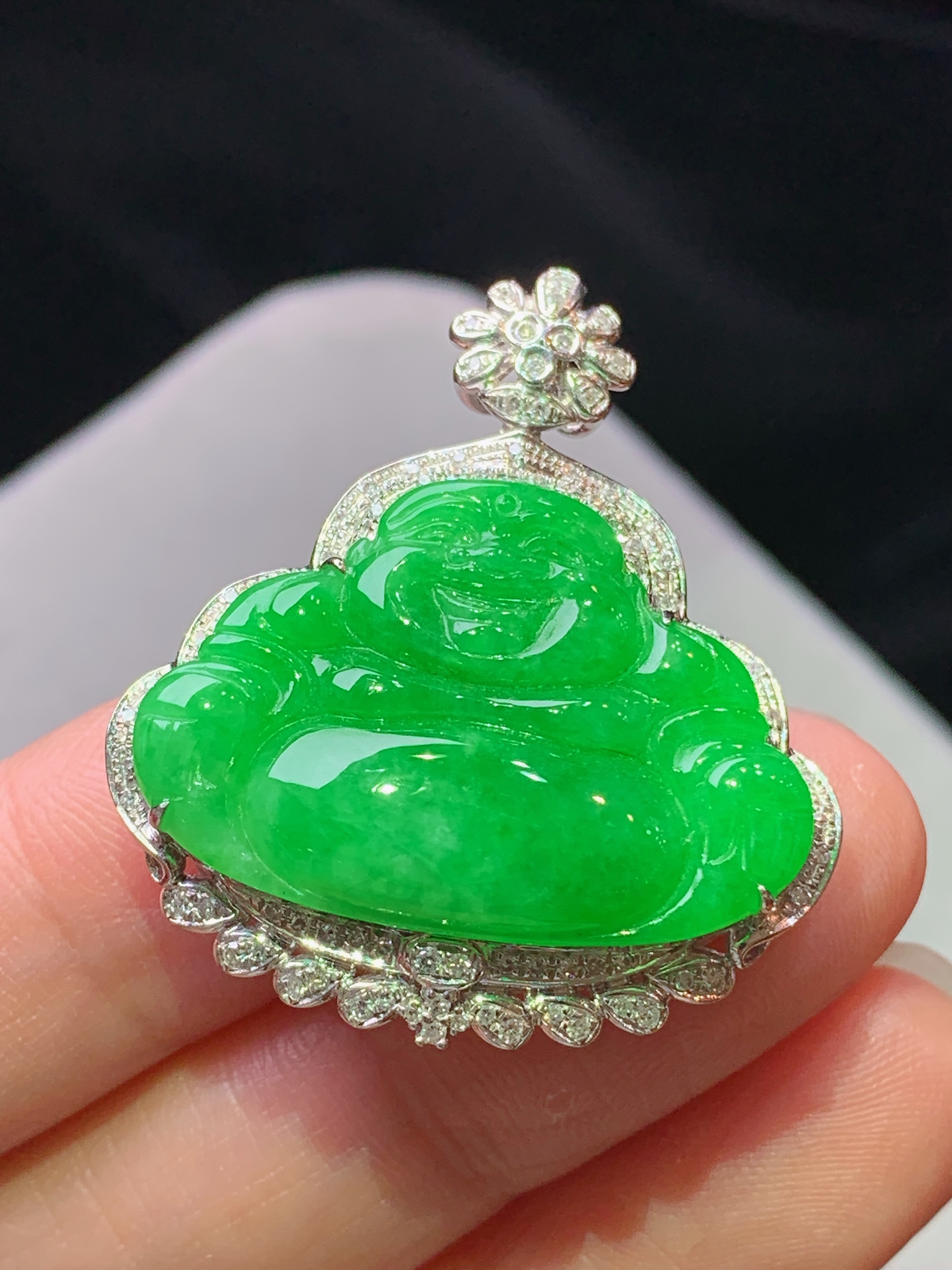 18k金钻镶嵌满阳绿佛公吊坠 玉质细腻 色泽艳丽清新 水润亮眼 整体尺寸33.2*29.5*10m2