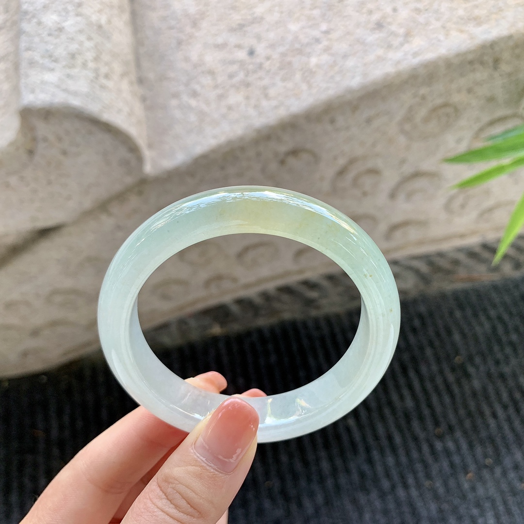 正圈55 56【圈口】56.1/12.4/8.3【编码】A1011675【描述】冰糯飘黄翡，水润，种老，细腻，无裂