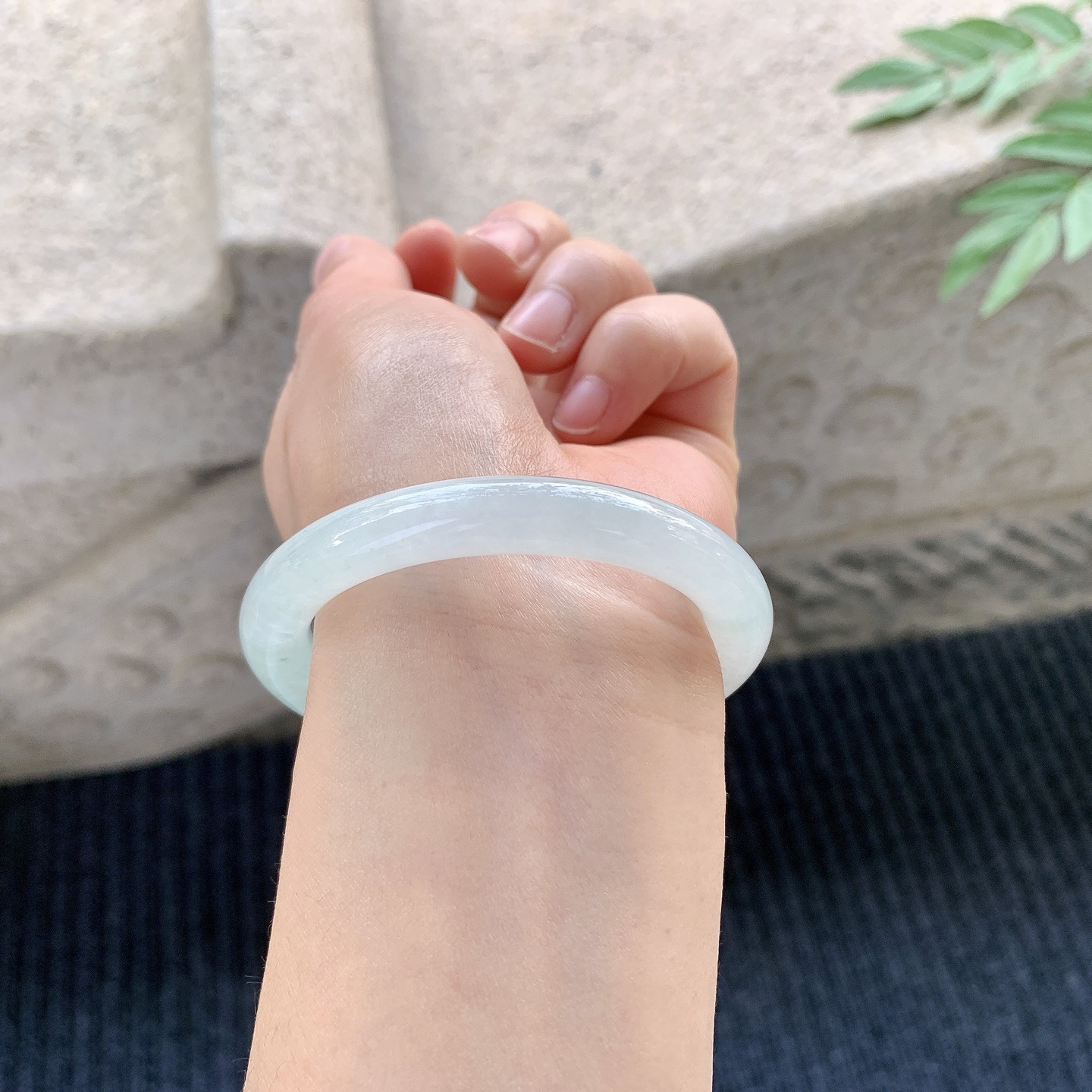 圆条49 50【圈口】50.4/8.5/8.5【编码】GF121302【描述】糯冰底色，水润，种老，细腻，打灯有棉线