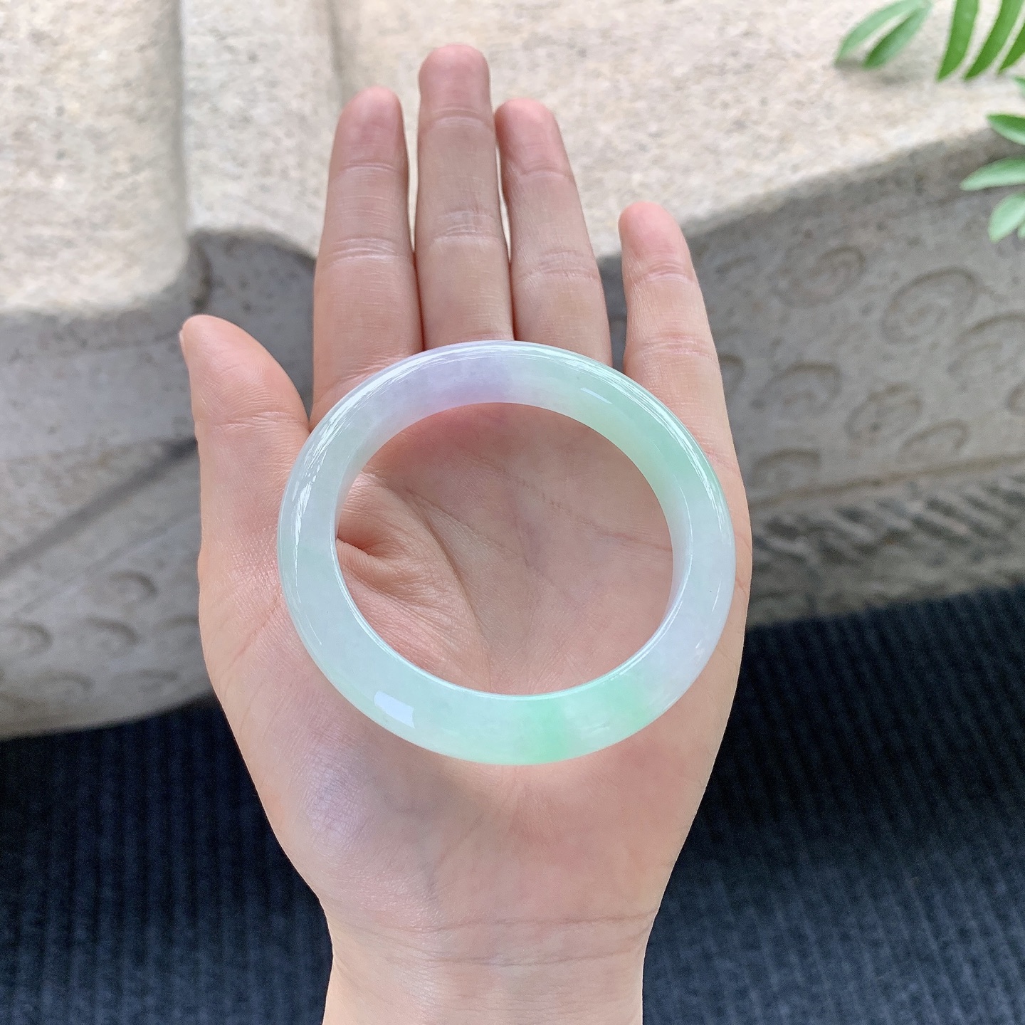 正圈50 51【圈口】51/9.8/8.2【编码】H1121419【描述】冰糯春彩，水润，种老，细腻