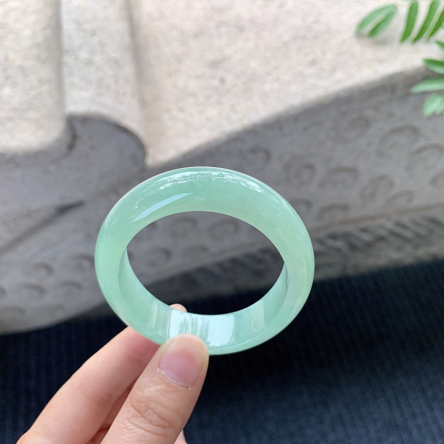 贵妃53 54 圈口54.6/46.9/13.3/7.5 满绿，水润，种老，细腻，打灯有絮线H1121434