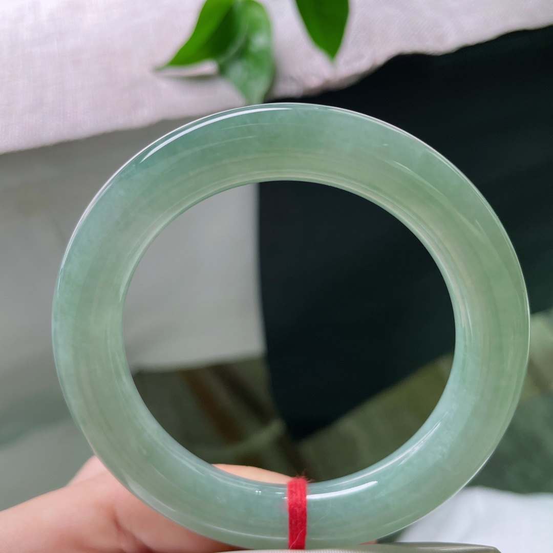 54.6/11.1，绿底圆条，水润，细腻，内蕴温润脂光，似有暗香浮动，无裂，ss49153a