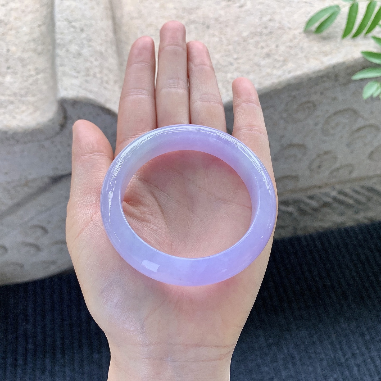 正圈50 51【圈口】51.8/12.3/8.2【编码】HT121403【描述】艳紫，水润，种老，细腻，有纹线