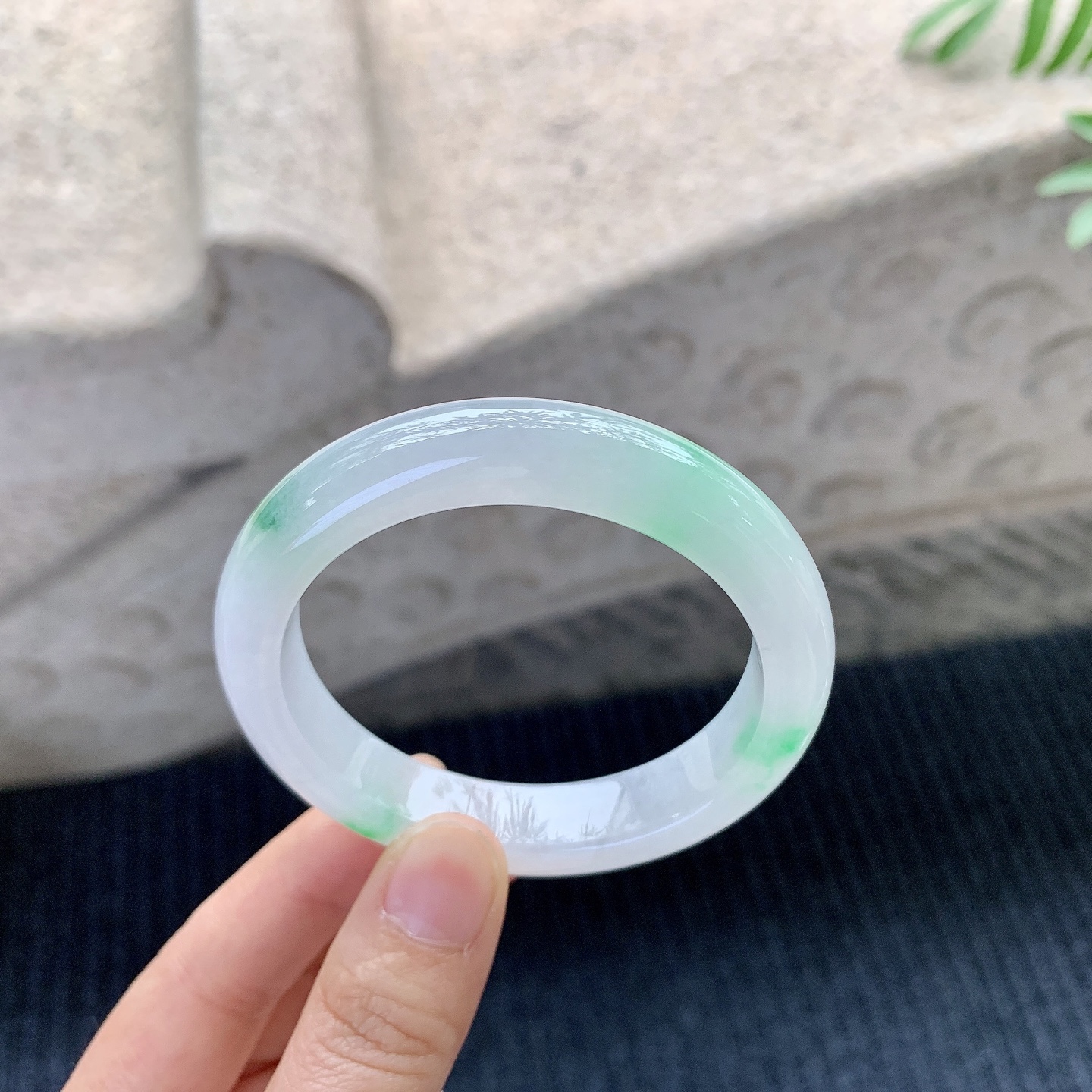 正圈51 52【圈口】52.8/11.5/8.3【编码】C5121415【描述】细糯飘绿，水润，种老，细腻，打灯有纹线