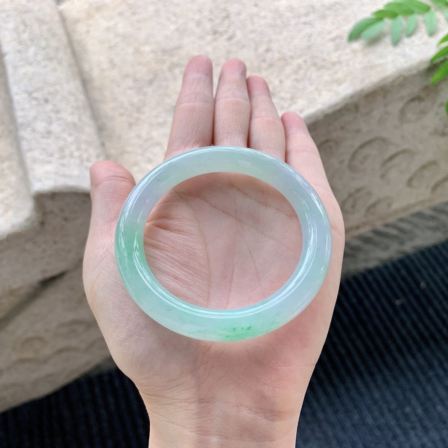 圆条50 51【圈口】51.4/9/9.1【编码】A2041508【描述】细糯飘绿，水润，种老，细腻