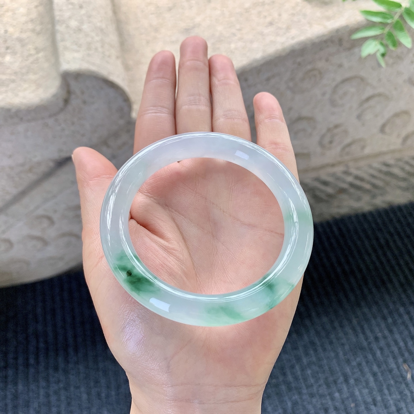 圆条55 56【圈口】56.9/10.3/9.9【编码】B2121416【描述】冰飘绿，清透，水润，