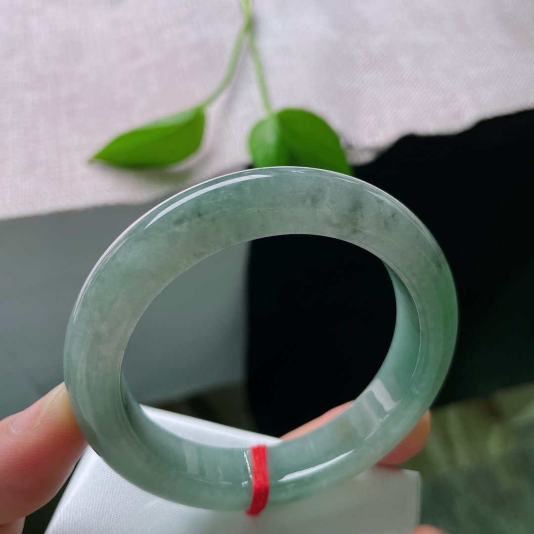 53/12/9，湖水蓝正圈，种老，饱满圆润，不艳不燥，是被岁月浸养的老玉，无裂，洒金，ss49798a