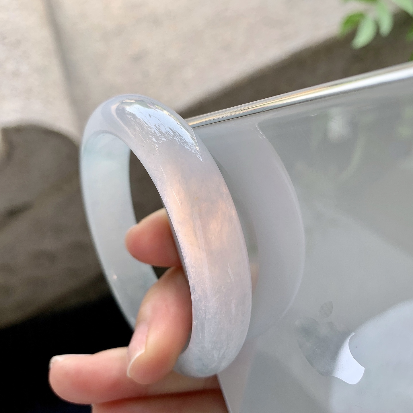 贵妃51 52 圈口52.4/45.5/12.2/7.4 糯冰底色，水润，种老，细腻，打灯有棉线A1032082