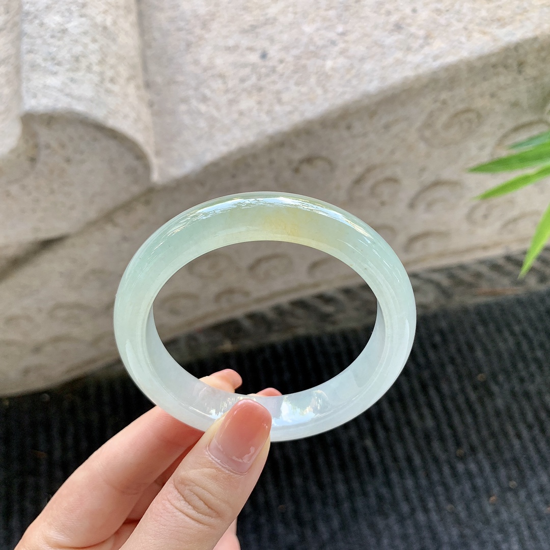 正圈55 56【圈口】56.1/12.4/8.3【编码】A1011675【描述】冰糯飘黄翡，水润，种老，细腻，无裂