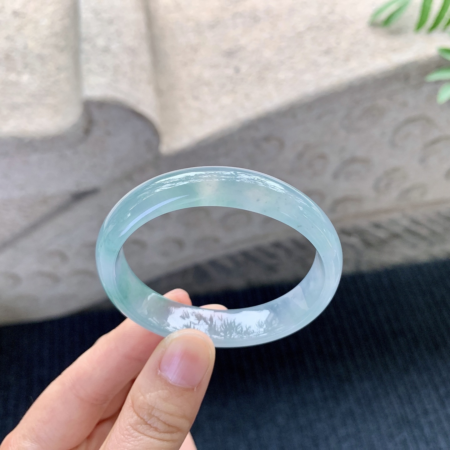 贵妃49 50【圈口】50.6/45.6/11.8/6【编码】H1121433【描述】冰糯紫底飘花，水润，种老，细腻，无裂