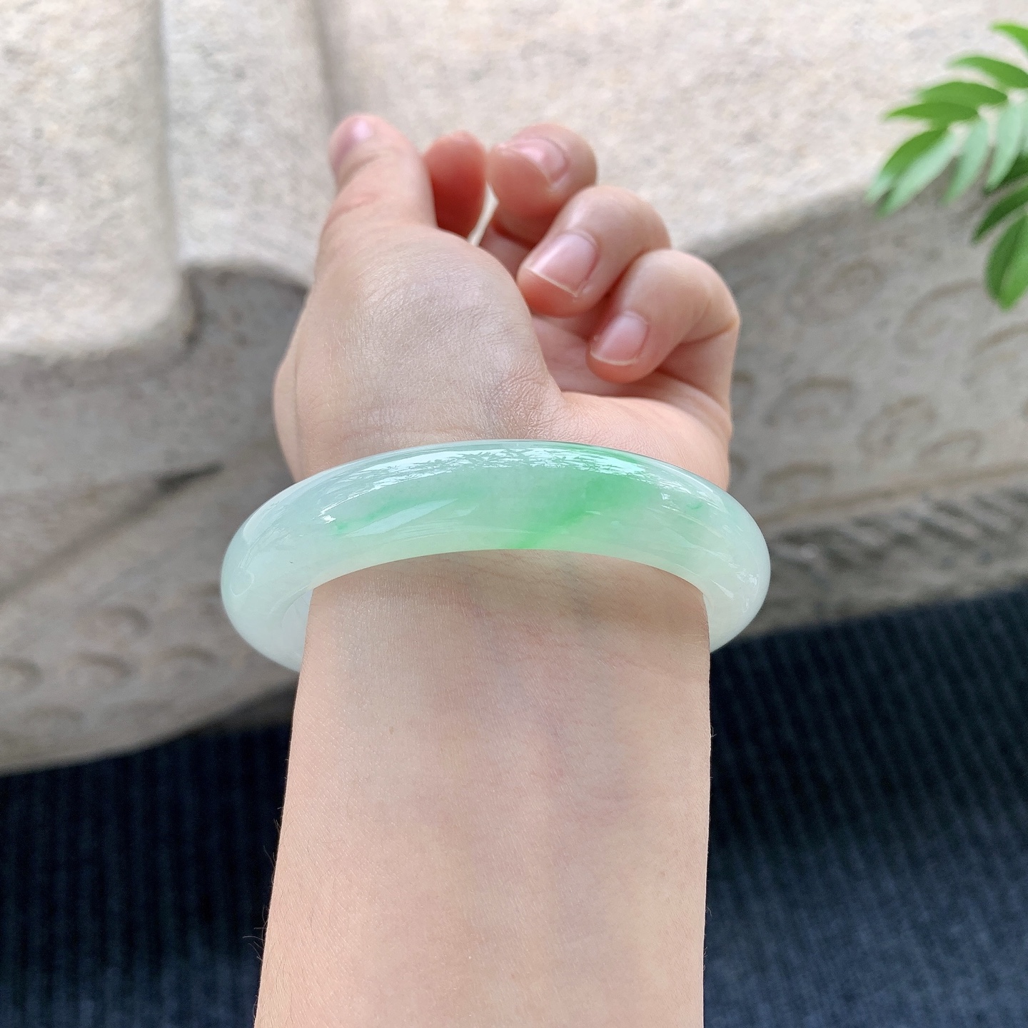 正圈54 55【圈口】55.5/12.1/8.2【编码】BA032014【描述】冰飘绿花，清透，水润，种老，细腻，打灯有絮线