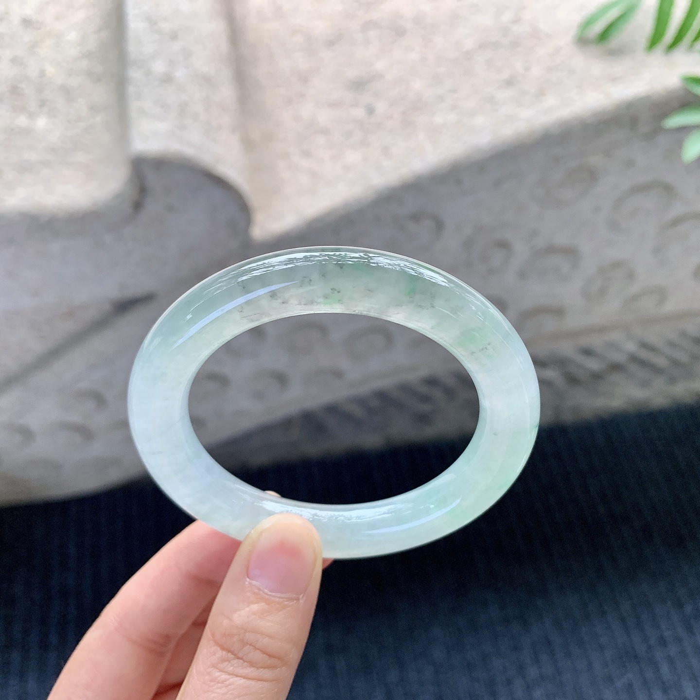 圆条51 52【圈口】52.7/10.2/10【编码】C5121417【描述】冰糯飘花，清透，水润，种老，细腻，打灯有絮线