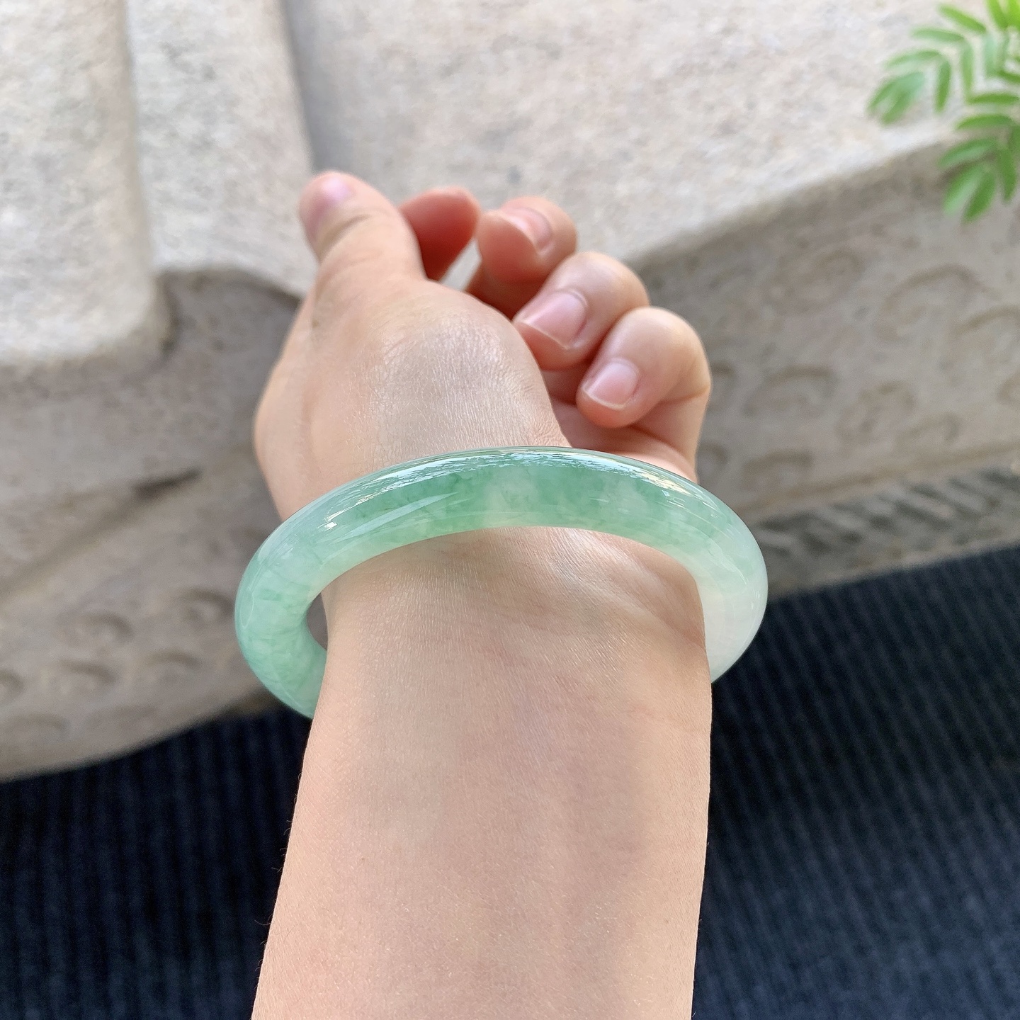 圆条52 53【圈口】53/9/9【编码】DW012915【描述】糯冰飘绿，水润，种老，细腻，打灯有棉线