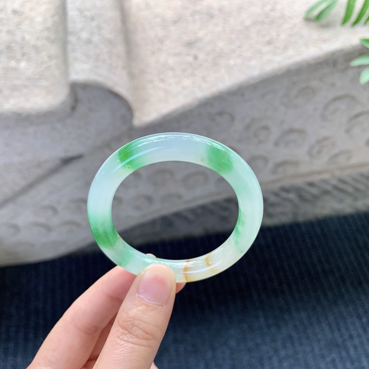 贵妃52 53【圈口】53/45/8.2/8【编码】B2121414【描述】冰糯黄加绿，水润，种老，细腻，打灯有纹线