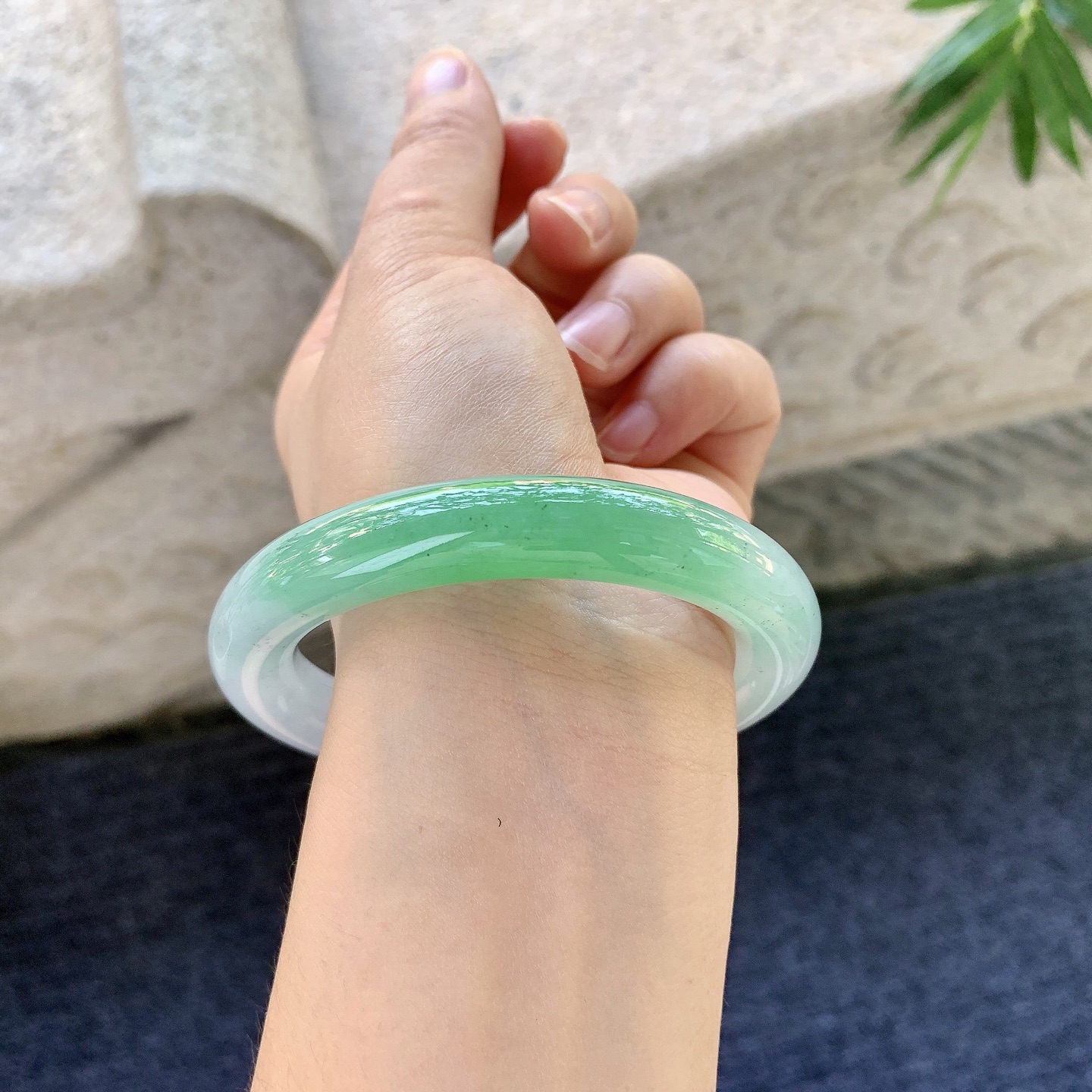 圆条54 55【圈口】55.6/10.7/10.5【编码】B2081065【描述】冰糯春彩，飘绿，水润，种老，细腻，有纹线