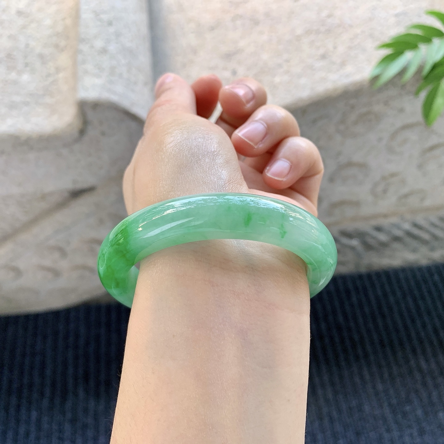 正圈55 56 【圈口】55/11.6/8.7 【编码】A1031875 【描述】糯冰飘阳绿，水润，种老，细腻，打灯有棉线