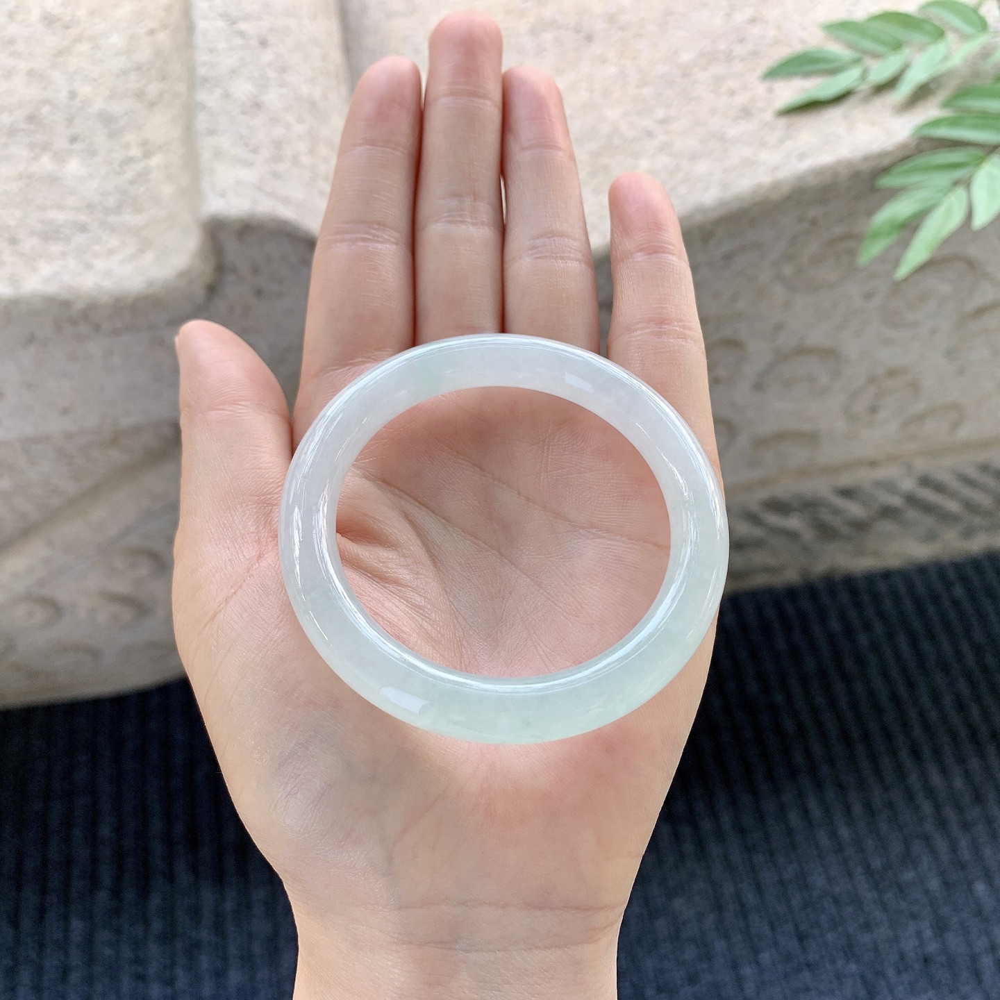 圆条49 50【圈口】50.4/8.5/8.5【编码】GF121302【描述】糯冰底色，水润，种老，细腻，打灯有棉线