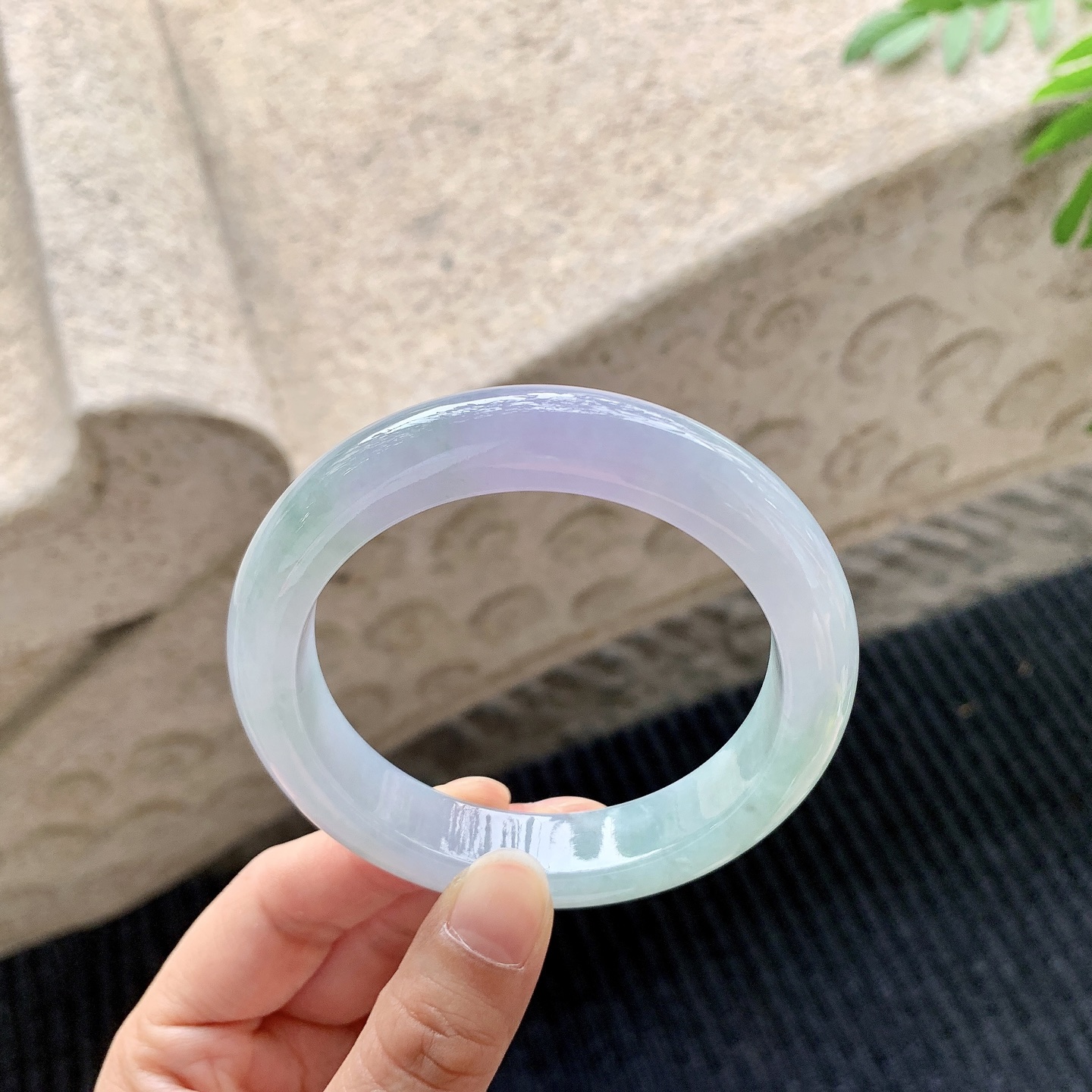 正圈56 57 【圈口】57.7/12.4/9.5 【编码】A1041519 【描述】细糯春彩，水润，种老，细腻，打灯有絮线