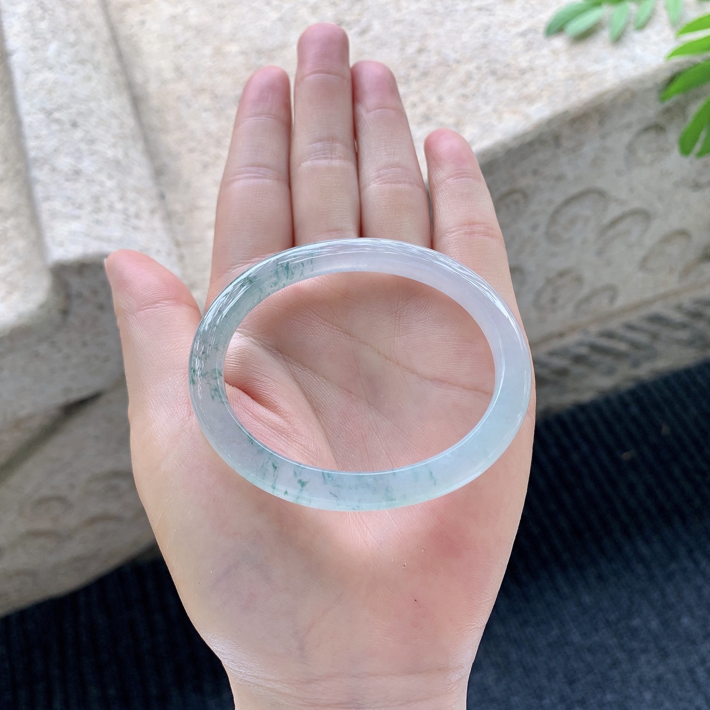 贵妃53 54【圈口】54.1/46.2/6/7【编码】T1041517【描述】冰糯飘花，清透，水润