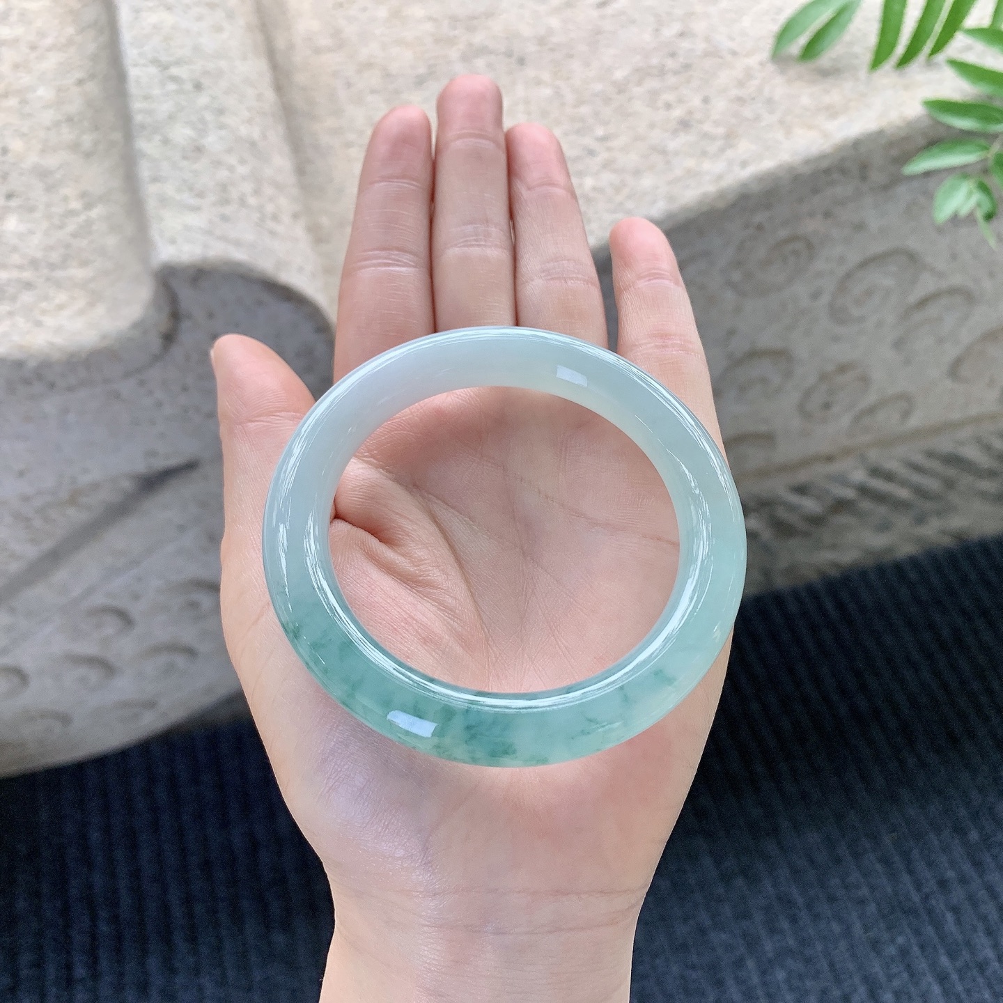 圆条54 55【圈口】55/10/10【编码】HC121426【描述】冰糯晴绿飘花，水润，种老，细腻，无裂纹