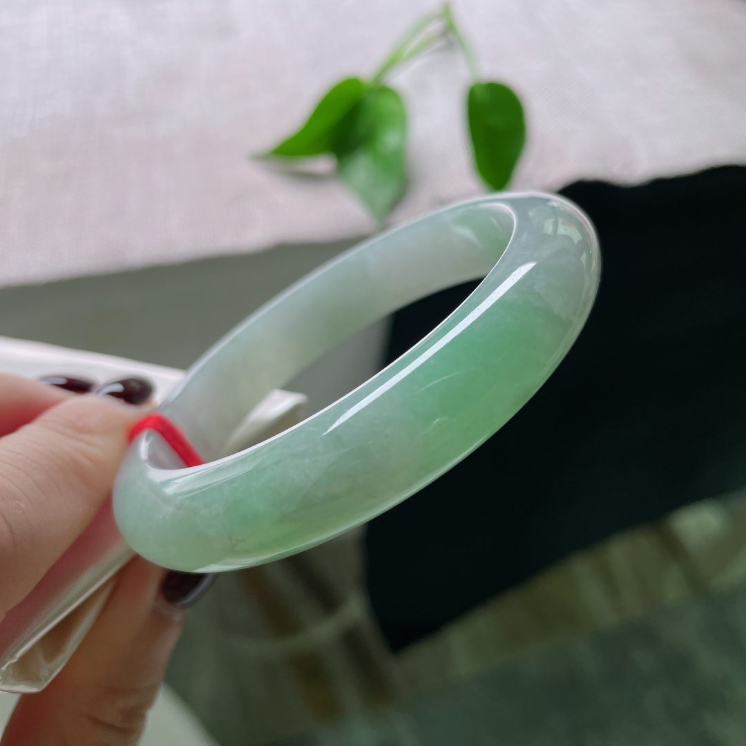 56.6/12.3/8.4，浅绿底正圈，像春溪漫过青石时，深浅不一的苔痕在浅绿底色上晕开。无裂，ss50733a