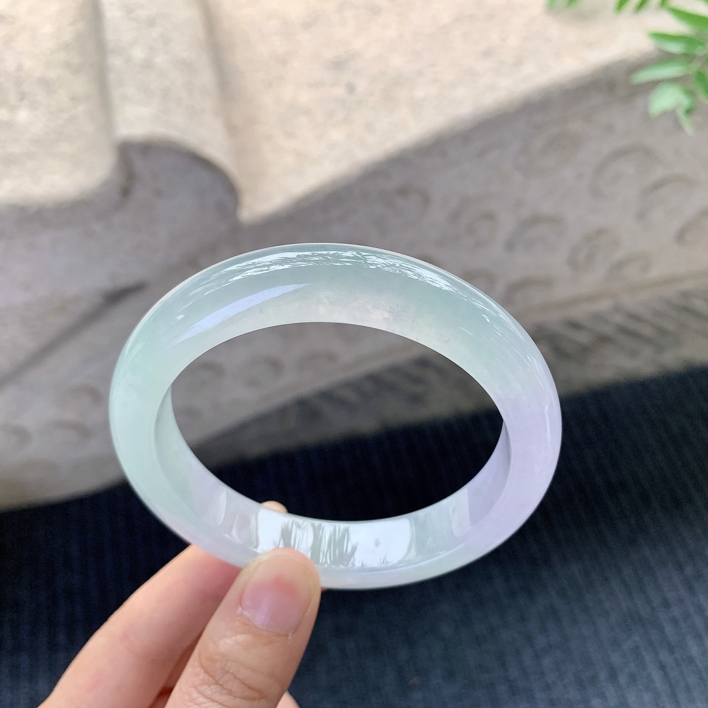 正圈59 60【圈口】60.7/13/9【编码】B2041369【描述】冰糯春彩，水润，种老，细腻，打灯有絮线