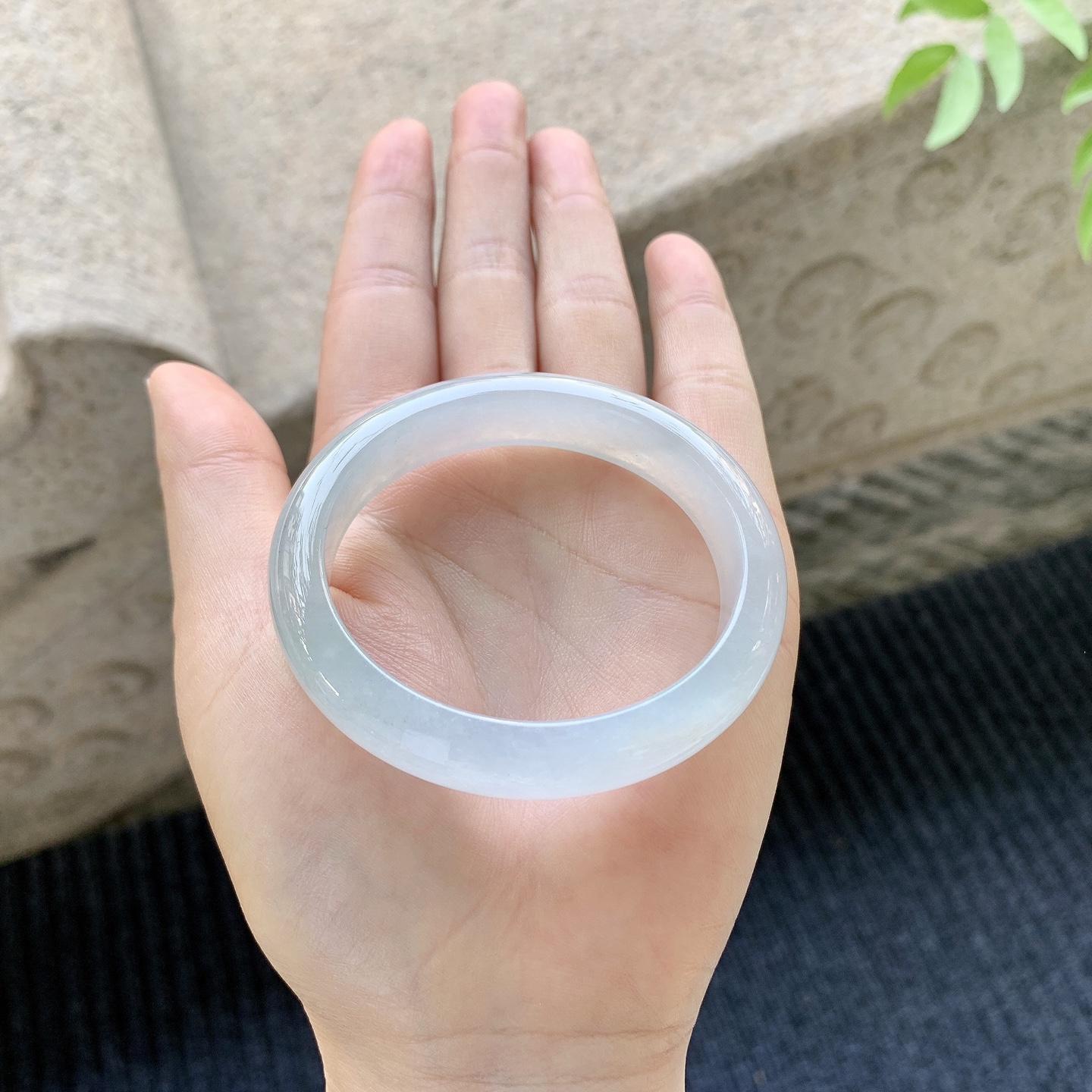 贵妃51 52 圈口52.4/45.5/12.2/7.4 糯冰底色，水润，种老，细腻，打灯有棉线A1