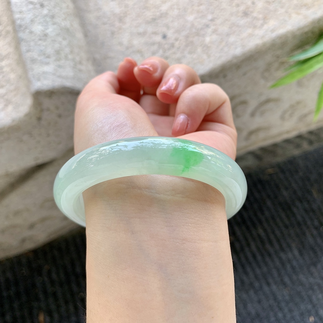 正圈55 56【圈口】56.7/11.7/8.7【编码】YF032490【描述】糯冰飘绿，水润，种老，细腻，打灯有棉线