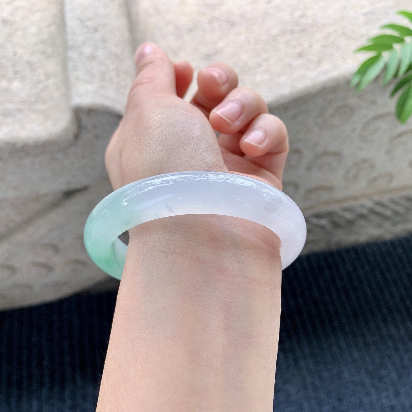 正圈55 56【圈口】56.4/12/8.5【编码】C5010554【描述】糯冰飘绿，水润，种老，细腻，打灯有棉线