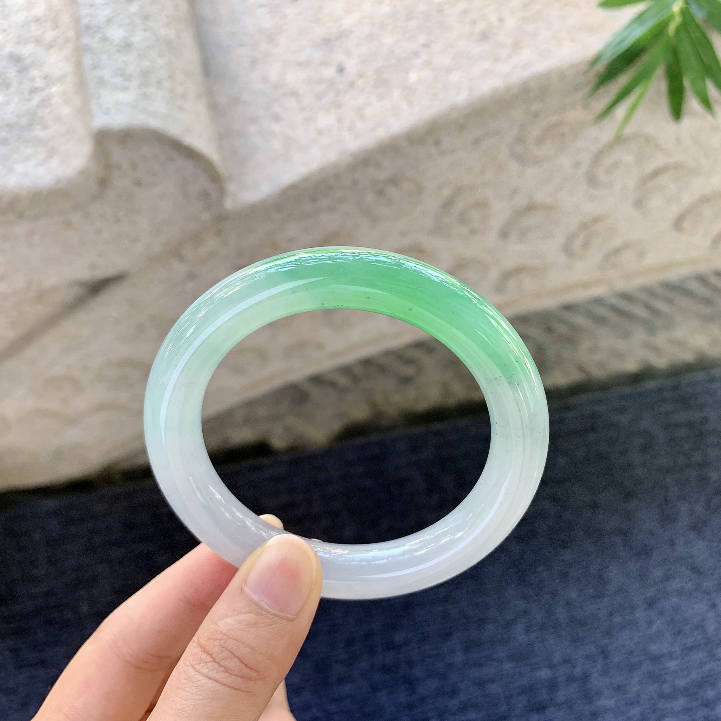 圆条54 55【圈口】55.6/10.7/10.5【编码】B2081065【描述】冰糯春彩，飘绿，水润，种老，细腻，有纹线