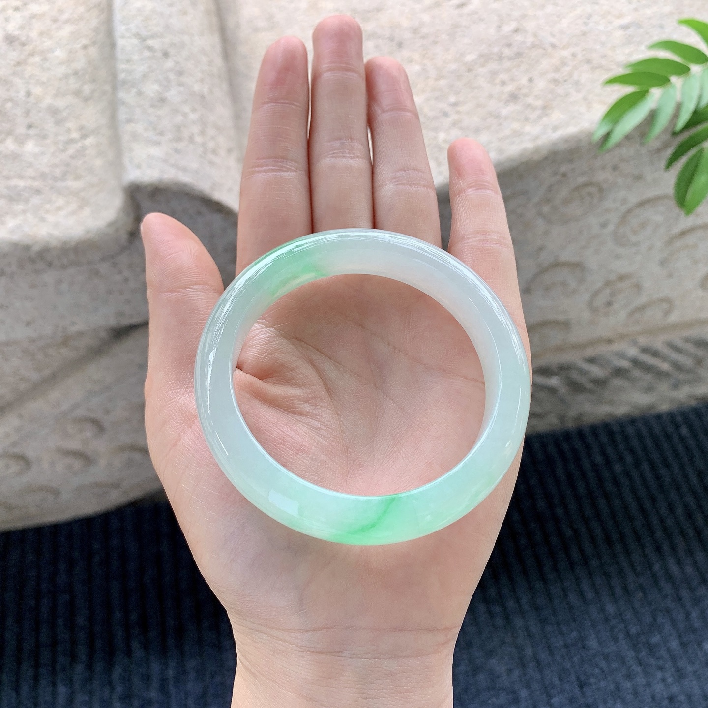 正圈54 55【圈口】55.5/12.1/8.2【编码】BA032014【描述】冰飘绿花，清透，水润