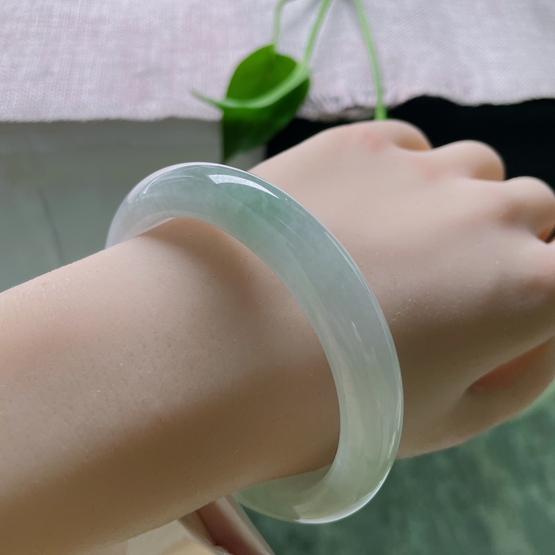 57.8/11.5/8.5绿色正圈，水润细腻，简约大方，佩戴温婉贤淑，无裂，ss48131a