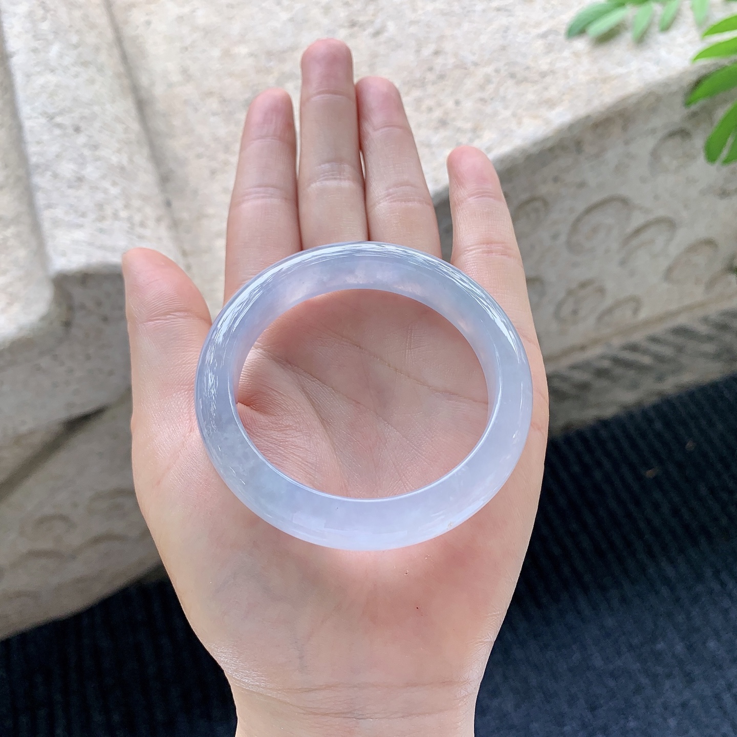 正圈49 50【圈口】50.8/11/8【编码】B2041512【描述】冰糯紫罗兰，水润，种老，细腻，无裂