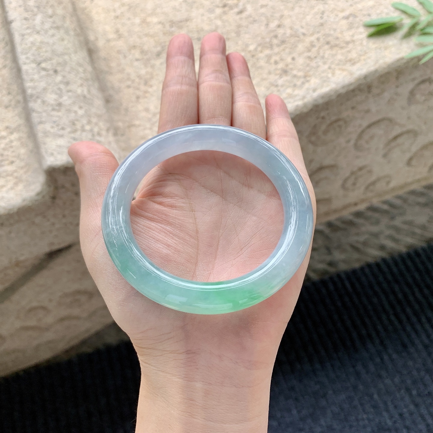 圆条55 56【圈口】56.8/10.7/10.2【编码】B2040815【描述】冰糯春彩，水润，种