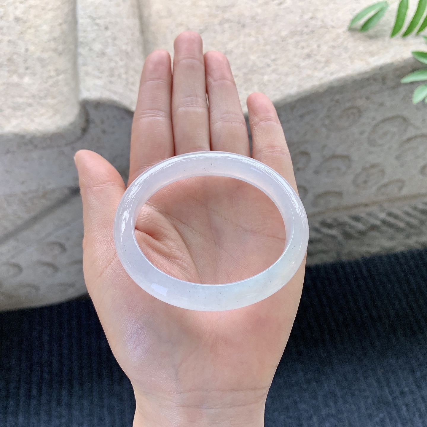 贵妃54 55 圈口55.7/48/10.8/7.5 糯冰底色，水润，种老，细腻，有纹线B2121401