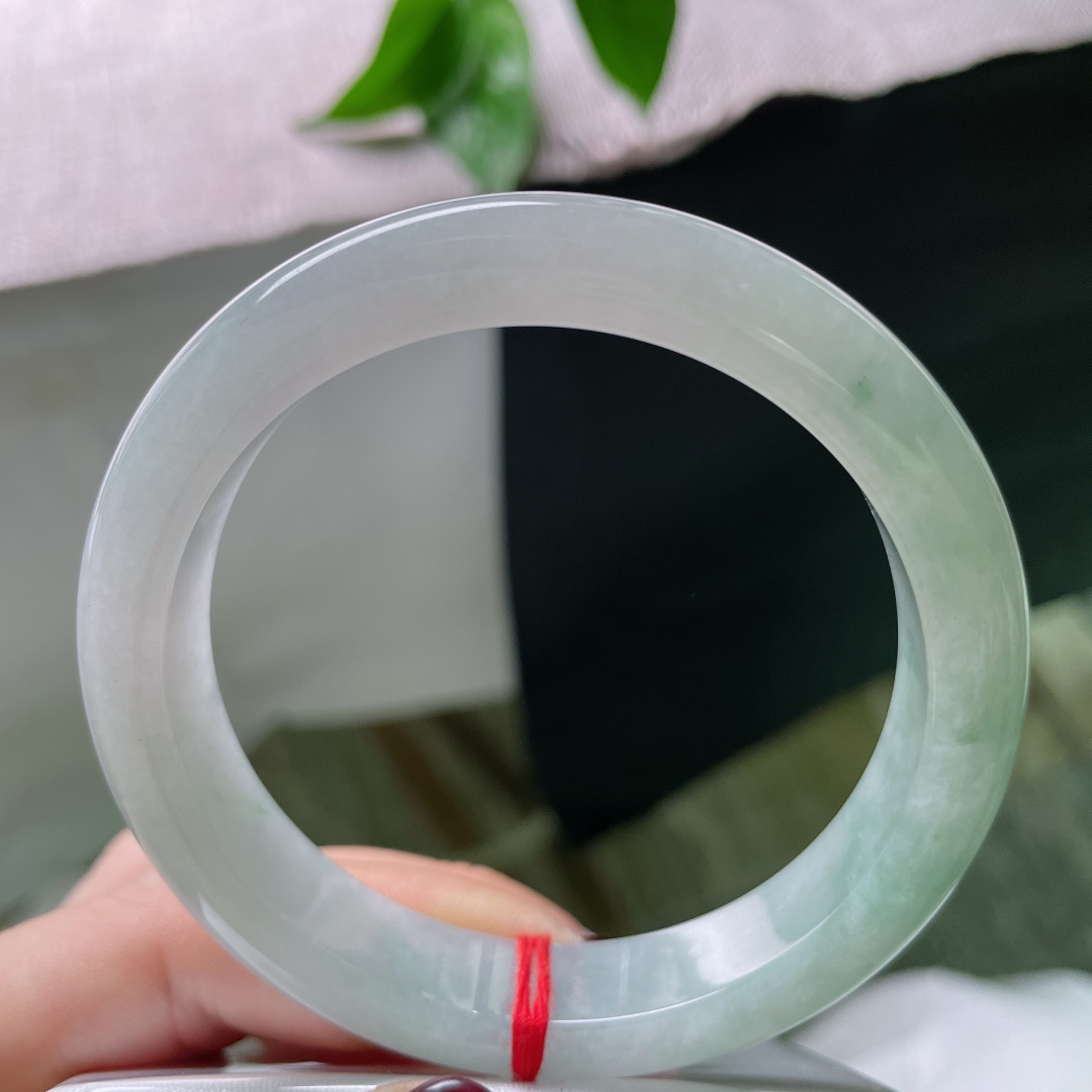 57/12.1/8.3，绿底正圈，双色丝线如烟如雾，在腕间缠绕、渐变、交融，无裂，ss50498a