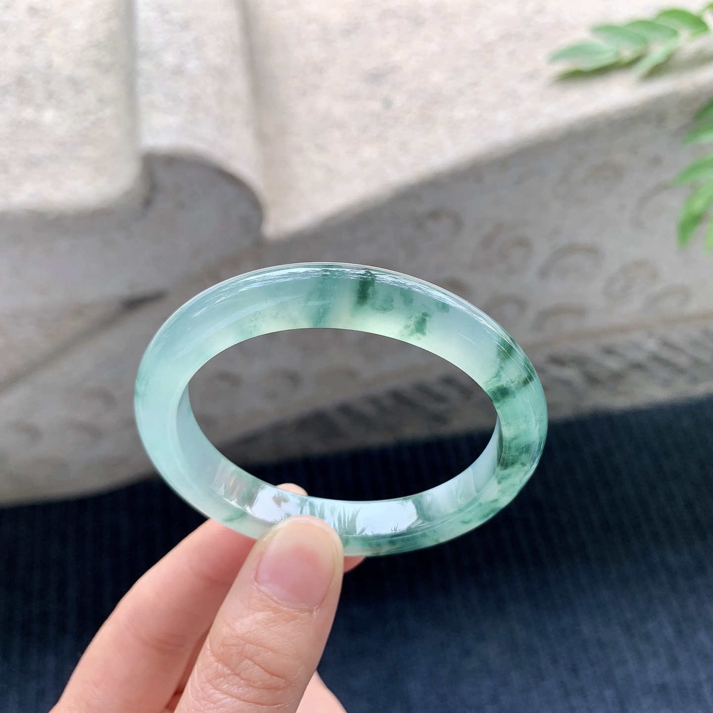 贵妃50 51 圈口51.3/45.4/9.5/7.4 糯冰飘绿花，水润，种老，细腻，打灯有纹线GL121337