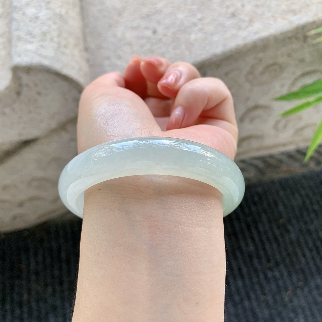 正圈55 56【圈口】56.1/12.4/8.3【编码】A1011675【描述】冰糯飘黄翡，水润，种老，细腻，无裂