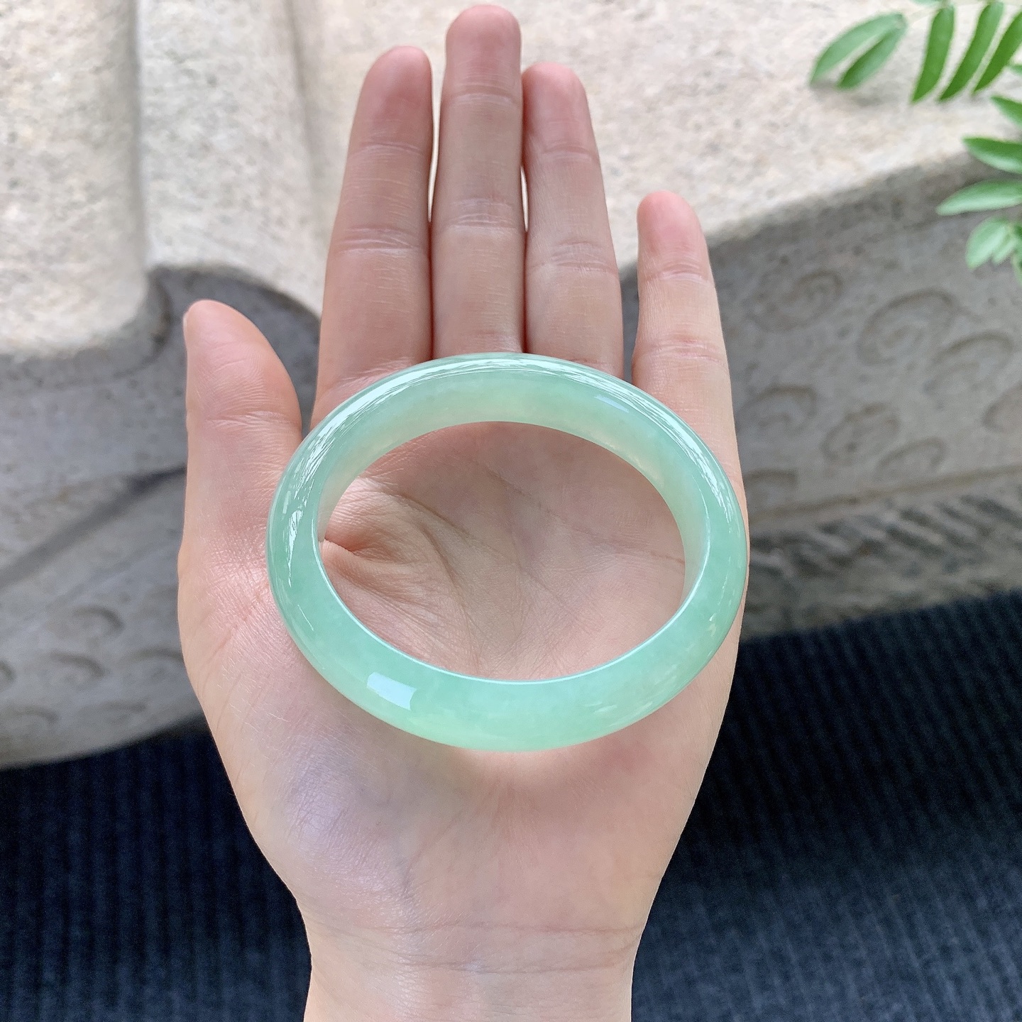 贵妃53 54 圈口54.6/46.9/13.3/7.5 满绿，水润，种老，细腻，打灯有絮线H112