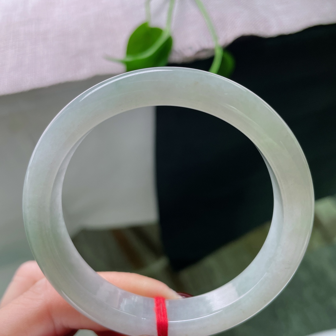 57.8/11.5/8.5绿色正圈，水润细腻，简约大方，佩戴温婉贤淑，无裂，ss48131a