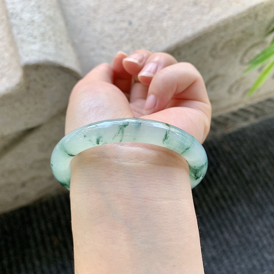 圆条52 53【圈口】53.8/9.2/8.5【编码】GF041595【描述】冰糯飘花，清透，水润，种老，细腻，打灯有棉线