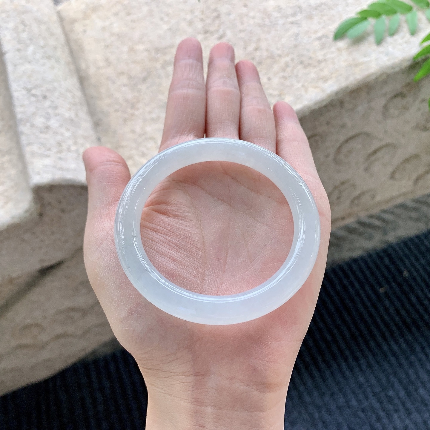 圆条52 53【圈口】53/8.3/8.5【编码】B2041514【描述】糯冰底色，水润，种老，细腻，打灯有棉纹