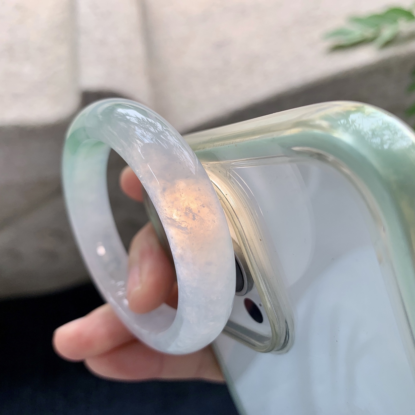 贵妃52 53【圈口】53.7/45.8/11.2/7.6【编码】A1121329【描述】冰糯飘绿，水润，种老，细腻，打灯有絮线