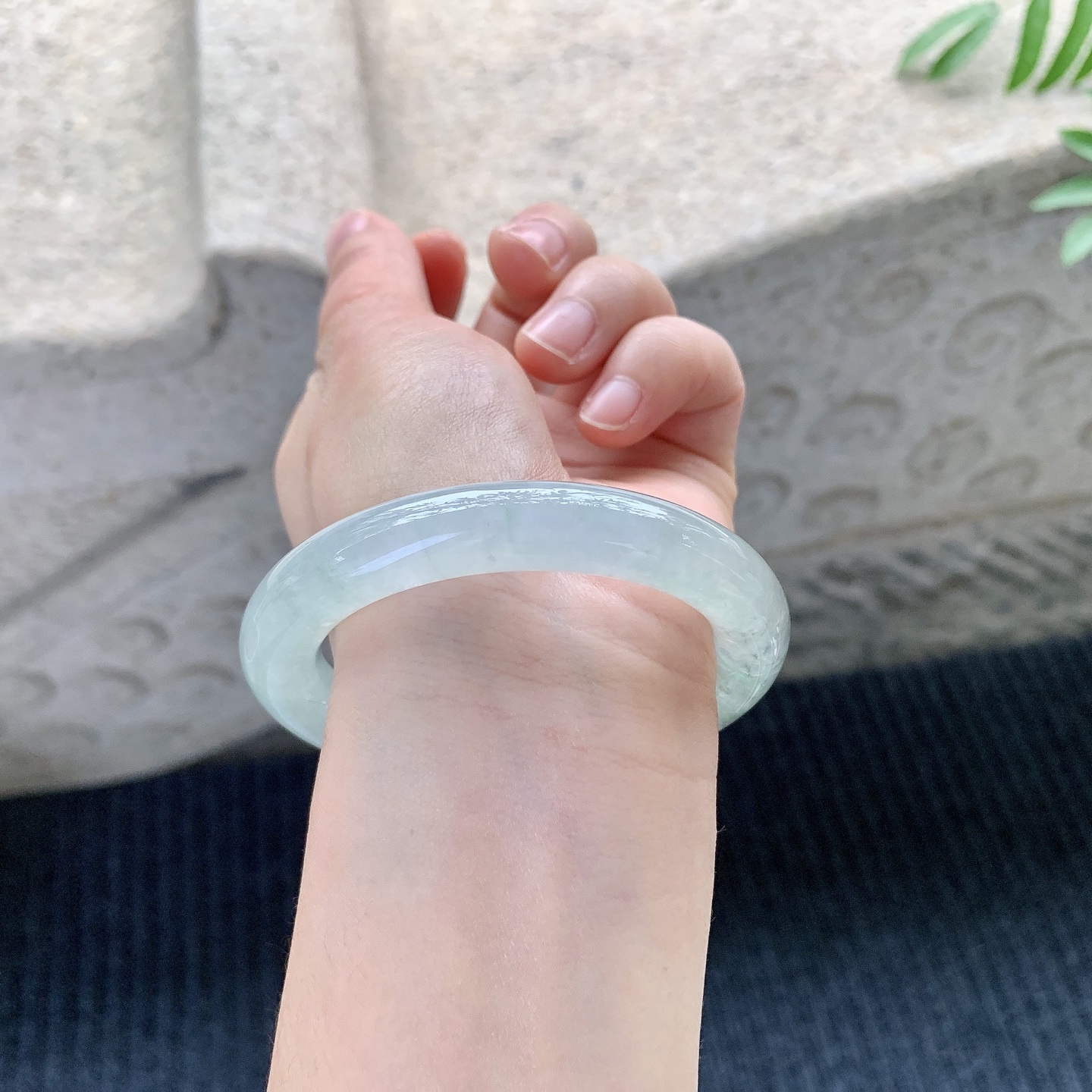 圆条51 52【圈口】52.7/10.2/10【编码】C5121417【描述】冰糯飘花，清透，水润，种老，细腻，打灯有絮线